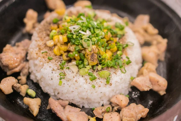 Ayam lada dengan nasi di atas piring panas dengan jagung — Stok Foto