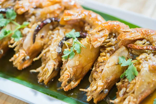 Deep fried shrimp platter with tamarind sauce — Stock Photo, Image