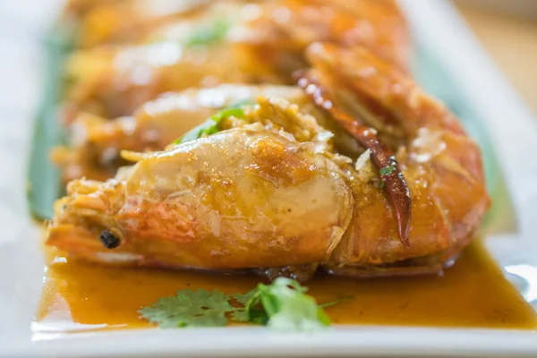 Deep fried shrimp platter with tamarind sauce — Stock Photo, Image