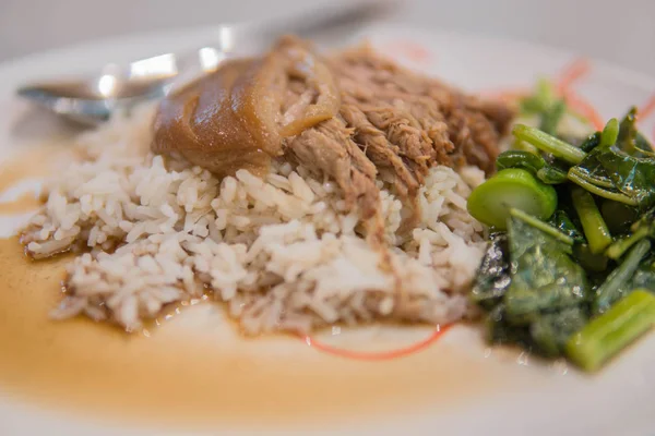 Kaki babi rebus dengan nasi dengan bawang putih dan kale di atas tampilan — Stok Foto