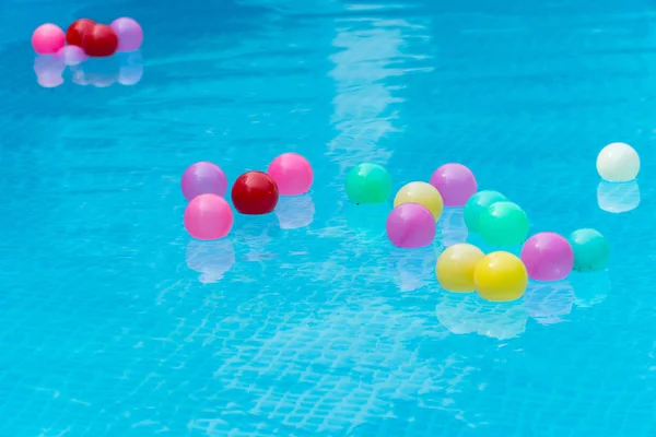 Coloridas bolas de plástico en la piscina . Imagen De Stock