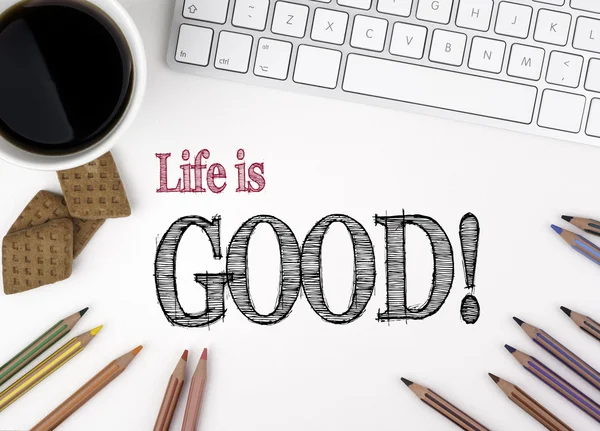 ¡La vida es buena! Texto en un escritorio de oficina blanco —  Fotos de Stock