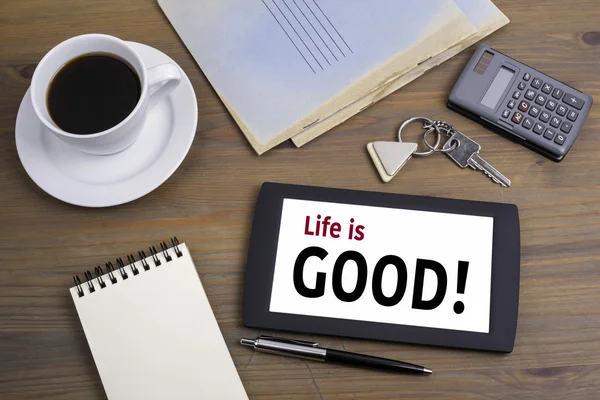 ¡La vida es buena! Texto en tableta en una mesa de madera —  Fotos de Stock