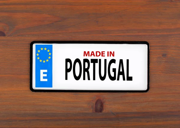 Зроблено в Португалії. На дерев'яну шахівницю металеву пластину з європейських ООН — стокове фото