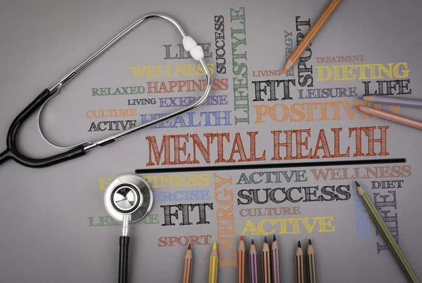 Salud Mental. Lápices de colores y un estetoscopio sobre la mesa — Foto de Stock