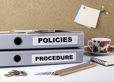 İlkeleri ve usul hukuku - beyaz ofis des üzerinde iki klasör