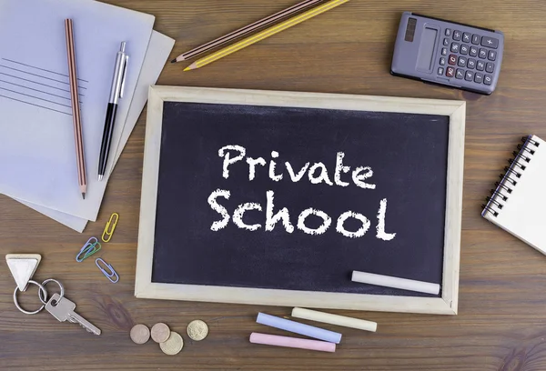 Privat skola. Svarta tavlan på trä skrivbord — Stockfoto