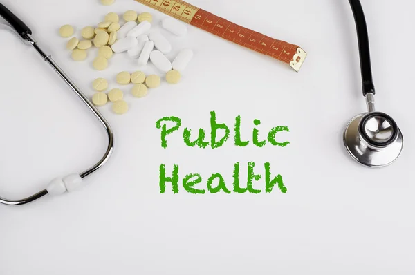 Saúde Pública. Fundo branco com pílulas, estetoscópio e fita — Fotografia de Stock