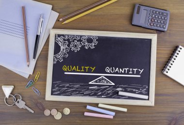 Kalite Miktar dengesi. Kara tahta ahşap Ofis Masası