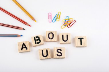 Metin: Bizden hakkında beyaz ofis masasında ahşap letterson