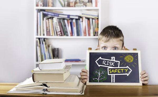 Risico, veiligheid wegwijzer getrokken op een schoolbord — Stockfoto