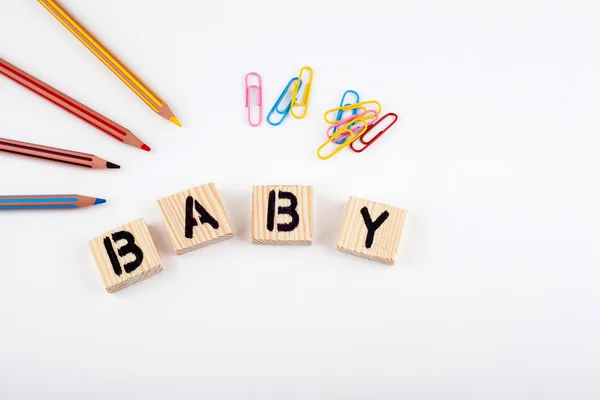 Text: Baby z dřevěné letterson na bílý kancelářský stůl — Stock fotografie