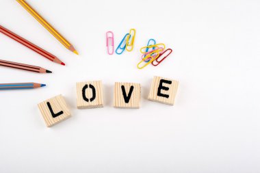 Metin: beyaz ofis masasında ahşap letterson Love