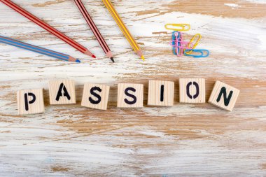 Metin: Tutku gelen ahşap arka plan üzerinde ahşap letterson