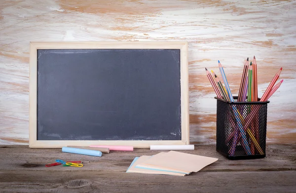 Leeg schoolbord achtergrond. Oude houten tafel met textuur — Stockfoto