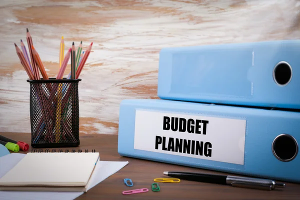Planificación del presupuesto, carpeta de oficina en escritorio de madera. En la mesa colo —  Fotos de Stock
