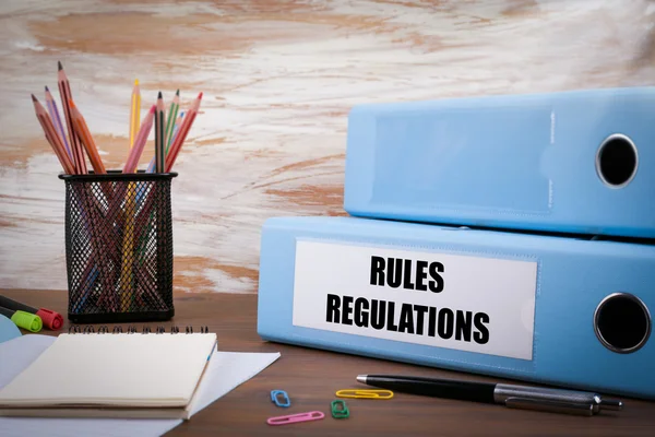 Κανόνες και κανονισμούς, το Office Binder στο ξύλινο γραφείο. Σχετικά με το tabl — Φωτογραφία Αρχείου