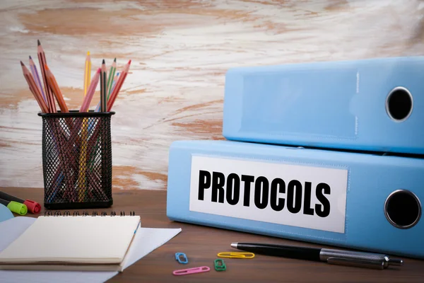 Protocolos, carpeta de oficina en escritorio de madera. En la mesa de color pe —  Fotos de Stock