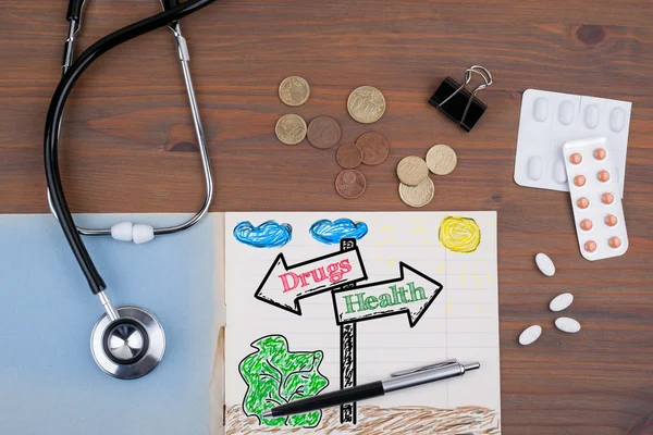 Signpost com texto sobre Drogas Saúde. Mesa de médico com caderno — Fotografia de Stock