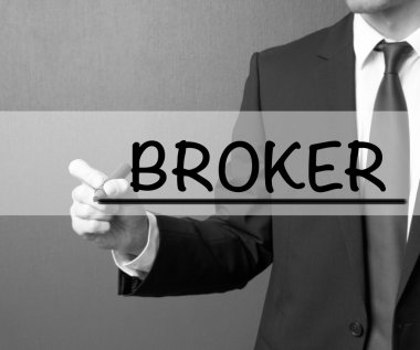 Broker. İş üzerinde görsel sc yazma bir marker ile takım elbiseli adamı