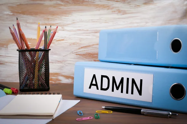 Admin, Office Binder op houten bureau. Gekleurde potlood op tafel — Stockfoto