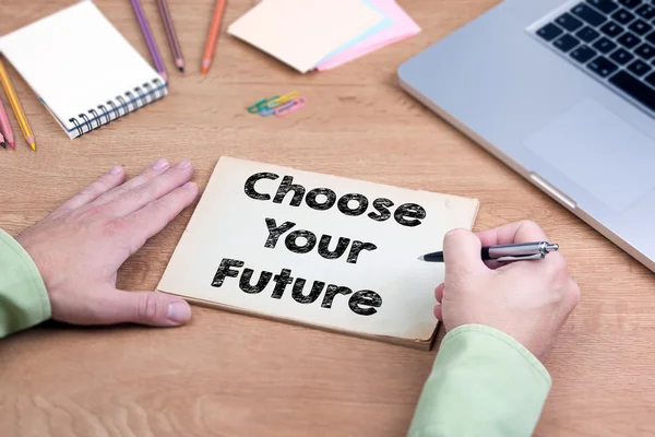Handschrift wählen Sie Ihre Zukunft. Schreibtisch mit Laptop und Schreibtisch — Stockfoto