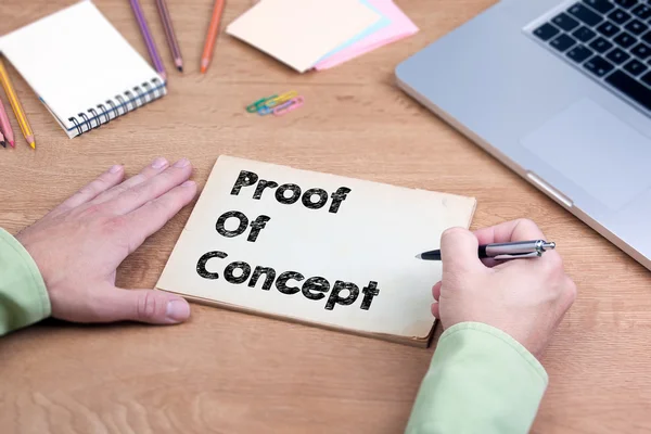 Hand schrijven Proof of Concept. Bureau met een laptop en sta — Stockfoto