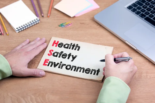Escritura a mano Salud Seguridad Medio ambiente. Escritorio de oficina con lapto — Foto de Stock