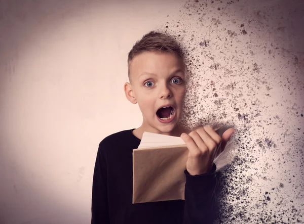 Stress och ångest. Pojke som läser en bok, utbildning koncept — Stockfoto