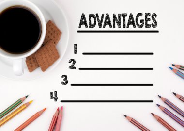 Avantajları boş liste. Bir kalem ve bir fincan kahve ile beyaz Masası