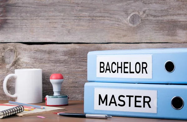 Bachelor και Master. Δύο κλασέρ στο γραφείο στο γραφείο. Επαγγελματίες — Φωτογραφία Αρχείου