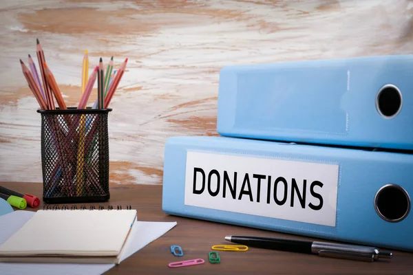 Donaciones, Carpeta de Oficina en Escritorio de Madera. En la mesa de color pe — Foto de Stock