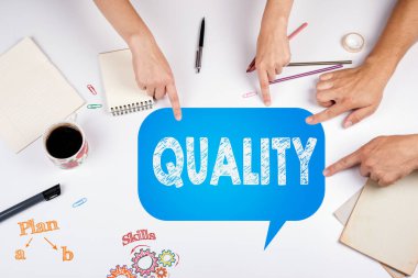 Kalite, pazarlama planı. Beyaz Ofis Masası toplantısında
