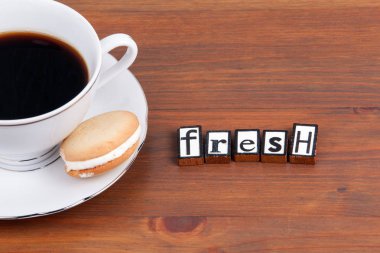 Bir ahşap masa ve metin - taze kahve fincanı