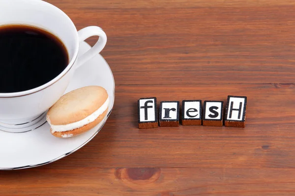 Bir ahşap masa ve metin - taze kahve fincanı