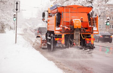 Riga, Letonya - 2016 4 Kasım: Kar temiz araba karlı ro temizler