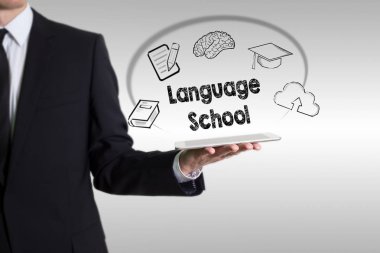 Genç adam bir tablet bilgisayar tutan konseptiyle Dil Okulu