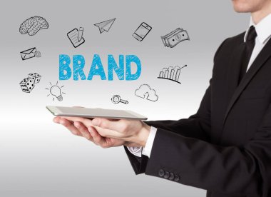 Marka kavramı, bir tablet bilgisayar tutan genç adam