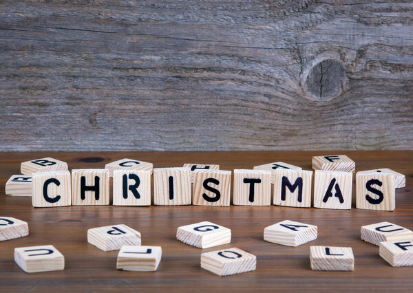 Рождество из деревянных букв на деревянном фоне
