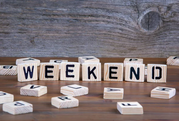 Weekend da lettere di legno su sfondo di legno — Foto Stock