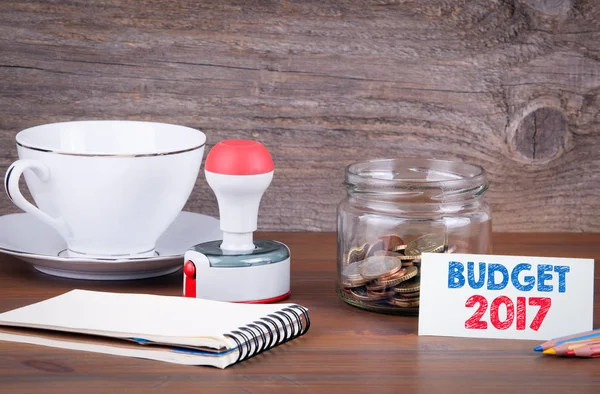 Бюджет 2017 - бизнес, финансовая концепция. Деньги в стакане — стоковое фото