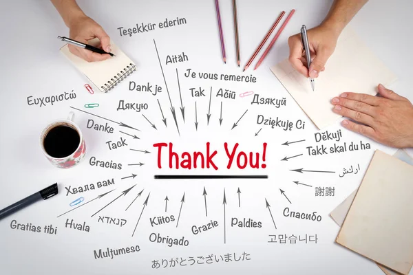 Köszönjük, hogy a világ különböző nyelveken. A találkozó a fehér irodai asztal — Stock Fotó