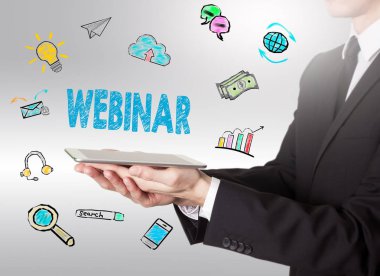 Webinar kavramı, bir tablet bilgisayar tutan genç adam