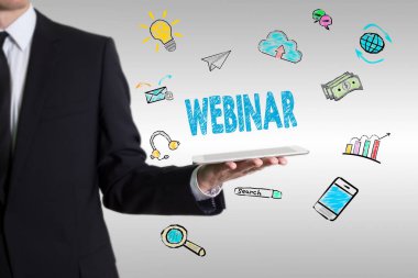 Genç adam bir tablet bilgisayar tutan konseptiyle Webinar