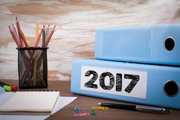 Carpeta de oficina 2017 en escritorio de madera. En la mesa lápices de colores, lápiz, papel de cuaderno —  Fotos de Stock