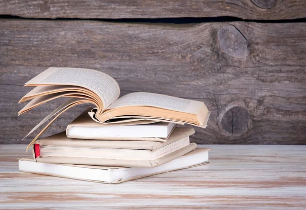 Стопка книг на дерев'яному столі — стокове фото