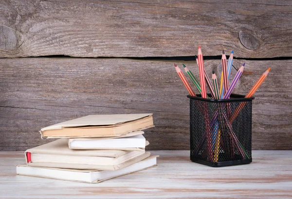 Stapel boeken en potloden op de houten tafel — Stockfoto