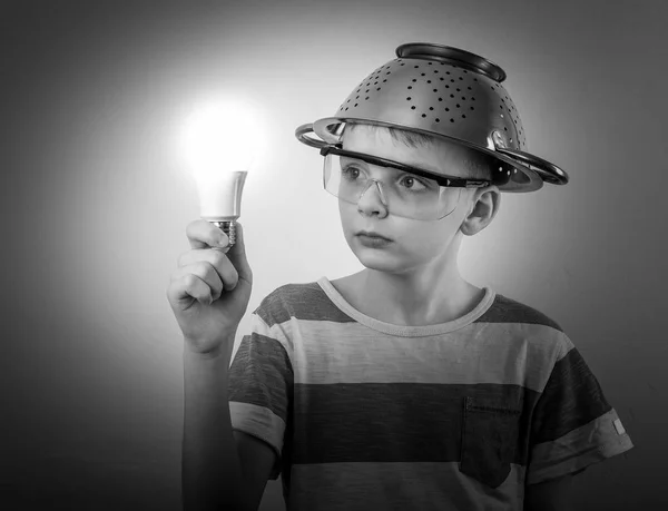 Jongen met een brandende lamp in de hand — Stockfoto