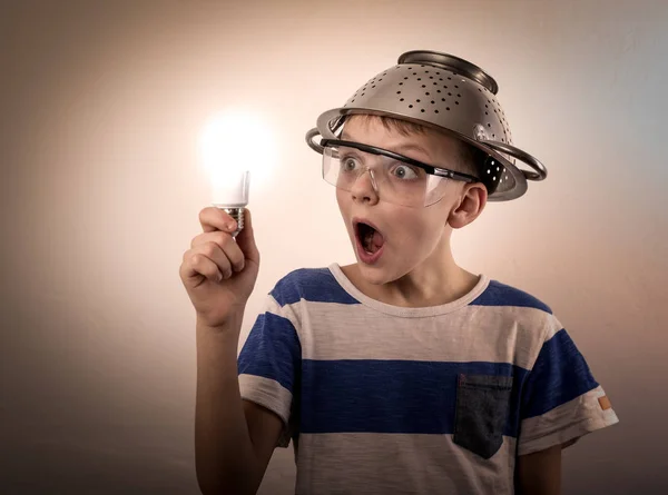 Pojke med en upplyst lampa i handen — Stockfoto