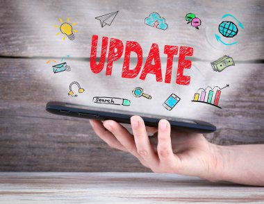 Web tasarım konsepti. Tablet bilgisayar el. Eski ahşap arka plan